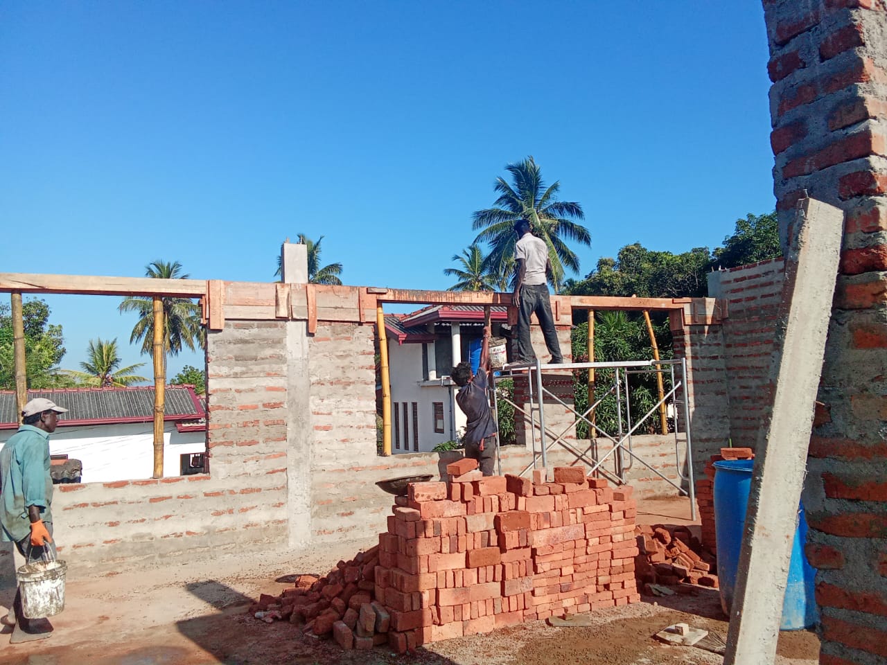 Tangalla Residence - Bricklaying in Progress on Scaffolding